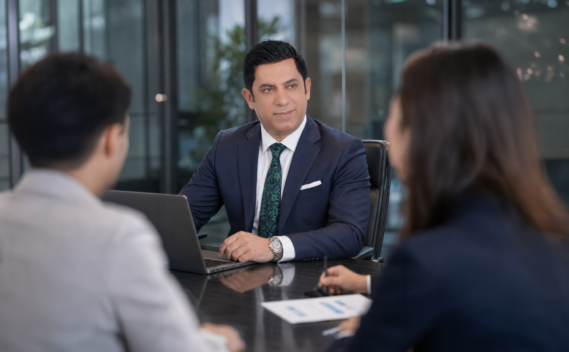 اجتماع تنفيذي داخل مقر الشركة الوطنية القابضة يعكس بيئة العمل المؤسسية